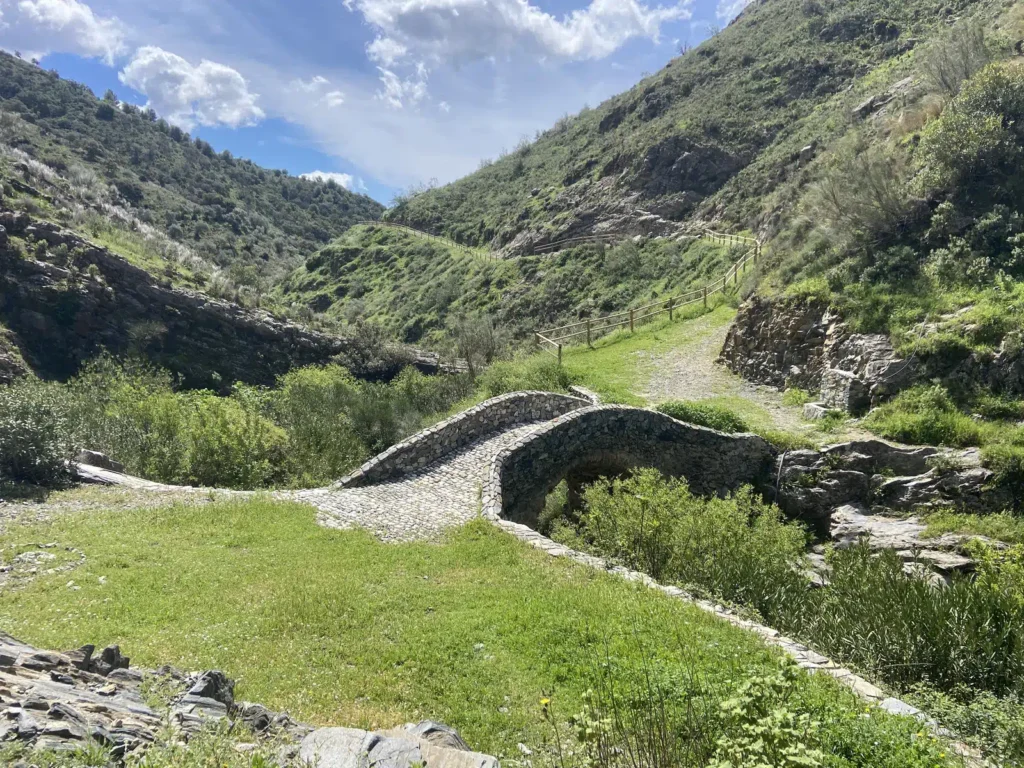 Mountain trail bij Sedella in de Axarquía, met ruig berglandschap en mediterrane natuur.