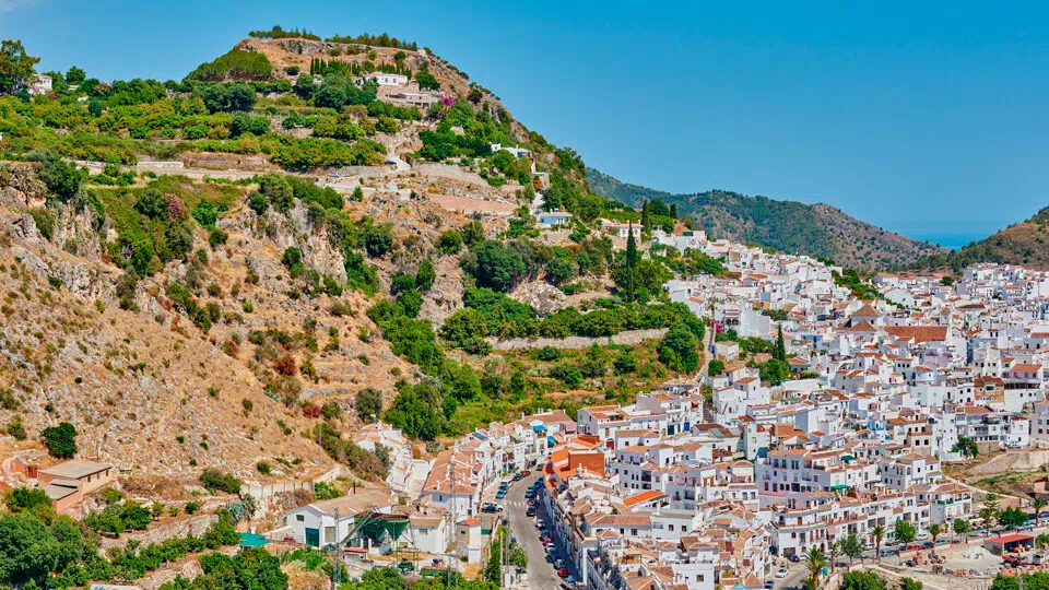 White village in de Axarquía, met witte huisjes, berglandschap en mediterrane sfeer.