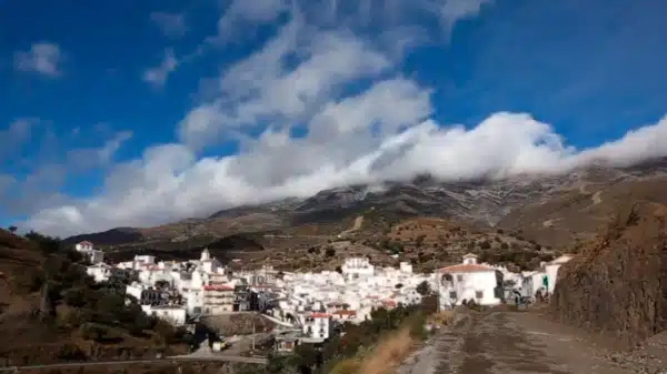 White village Sedella in de Axarquía, met witte huisjes, berglandschap en mediterrane sfeer.